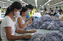 Công nhân Công ty may Quốc Tế (Bình Dương) hối hả tăng ca trở lại để kịp xuất hàng qua Mỹ.